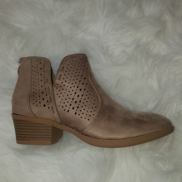 Sale Size 8 Taupe Distress Bootie. - Picture 4 of 4